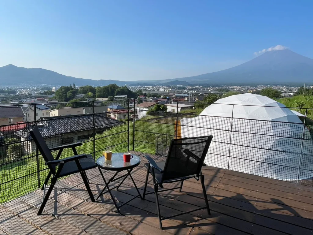 ヴィラの専用デッキから富士山を眺めることができます。